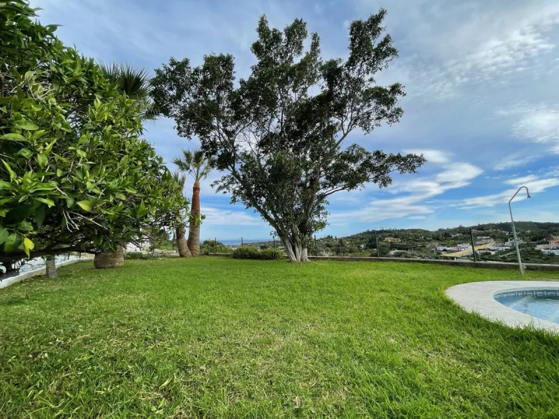 House - Finca - Cortijo в продаже в Estepona, Málaga. В доме 3 спален и 3 ванных комнат. Площадь дома 165 м². Площадь участка 4428 м²