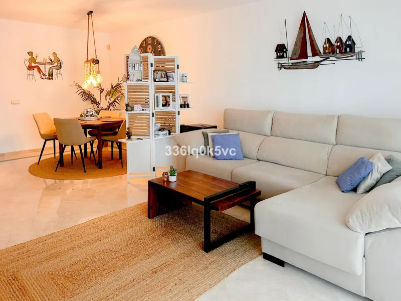This modern 2-bedroom, 2-bathroom apartment is located in the prestigious Casares Golf Garden development, just a few kilometers from the coast. The apartment features a spacious and bright living room with a closed kitchen, perfect for cozy evenings. Fro
