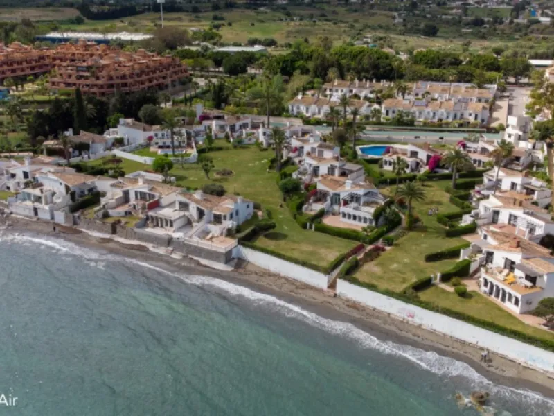 RARE OPORTUNITY!  Frontline with direct access to the beach - walking distance to Estepona Old town and easy transport links.