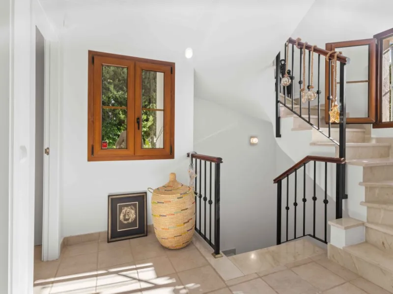 Superb opportunity to acquire this stunning Andalusian-style 4-bedroom detached villa, with private pool on the ever-sought-after New Golden Mile in Estepona. This property offers luxury living and convenience in a serene residential area, right on the do