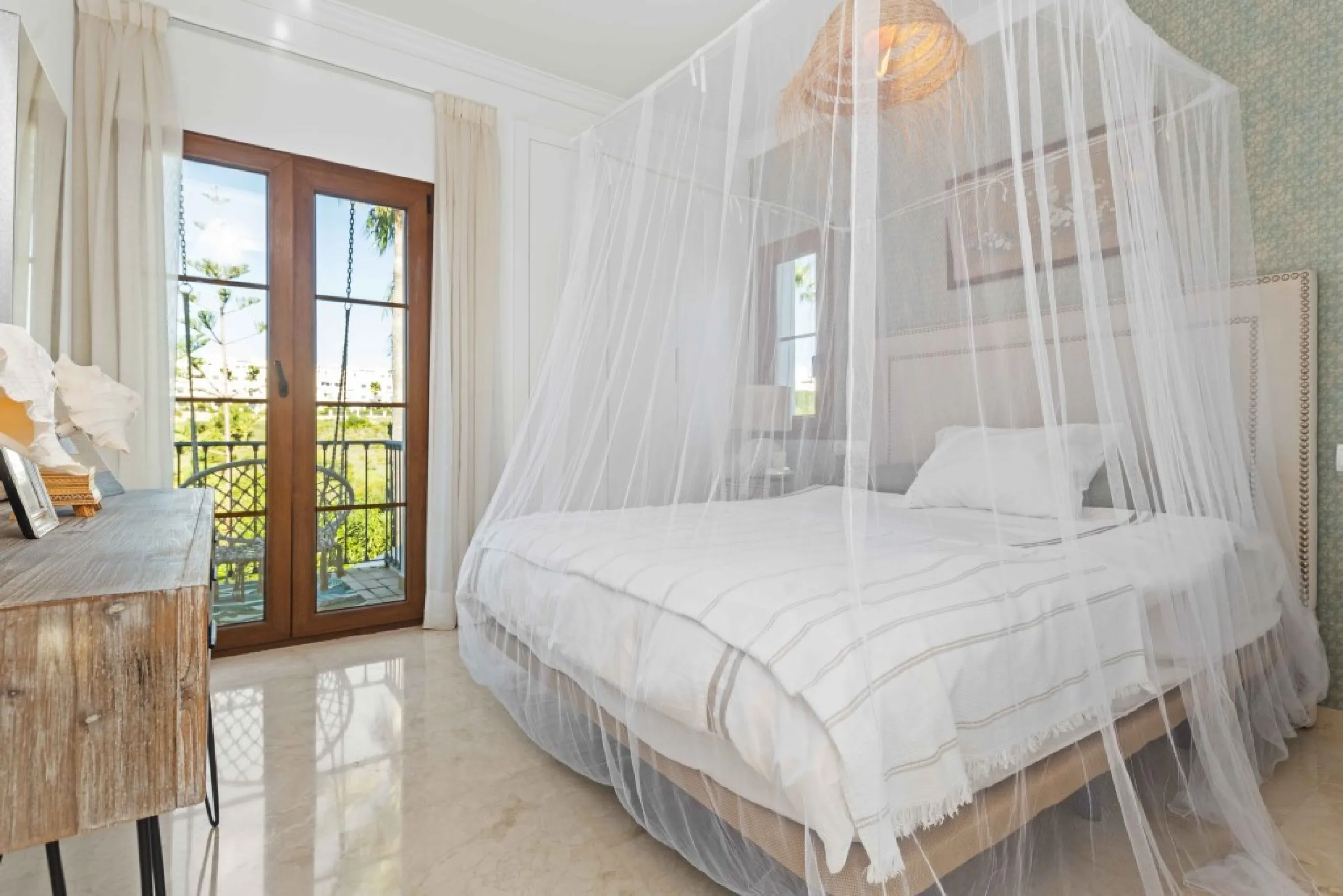 Superb opportunity to acquire this stunning Andalusian-style 4-bedroom detached villa, with private pool on the ever-sought-after New Golden Mile in Estepona. This property offers luxury living and convenience in a serene residential area, right on the do