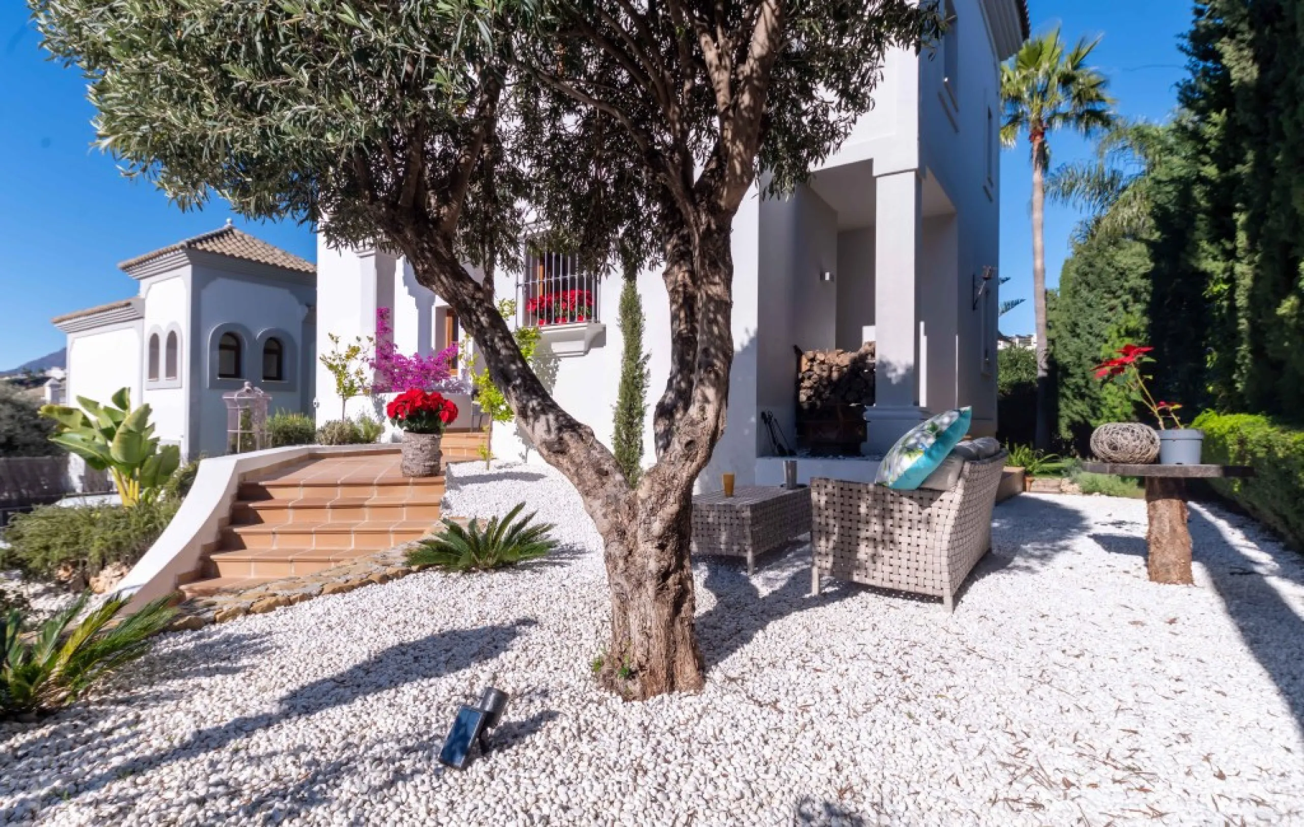 Superb opportunity to acquire this stunning Andalusian-style 4-bedroom detached villa, with private pool on the ever-sought-after New Golden Mile in Estepona. This property offers luxury living and convenience in a serene residential area, right on the do