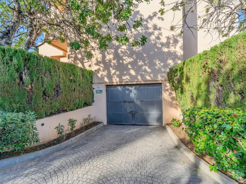 This elegant apartment is located in an exclusive gated residential complex surrounded by nature, offering complete tranquility and privacy. The complex has few properties and is monitored by security cameras at all times.