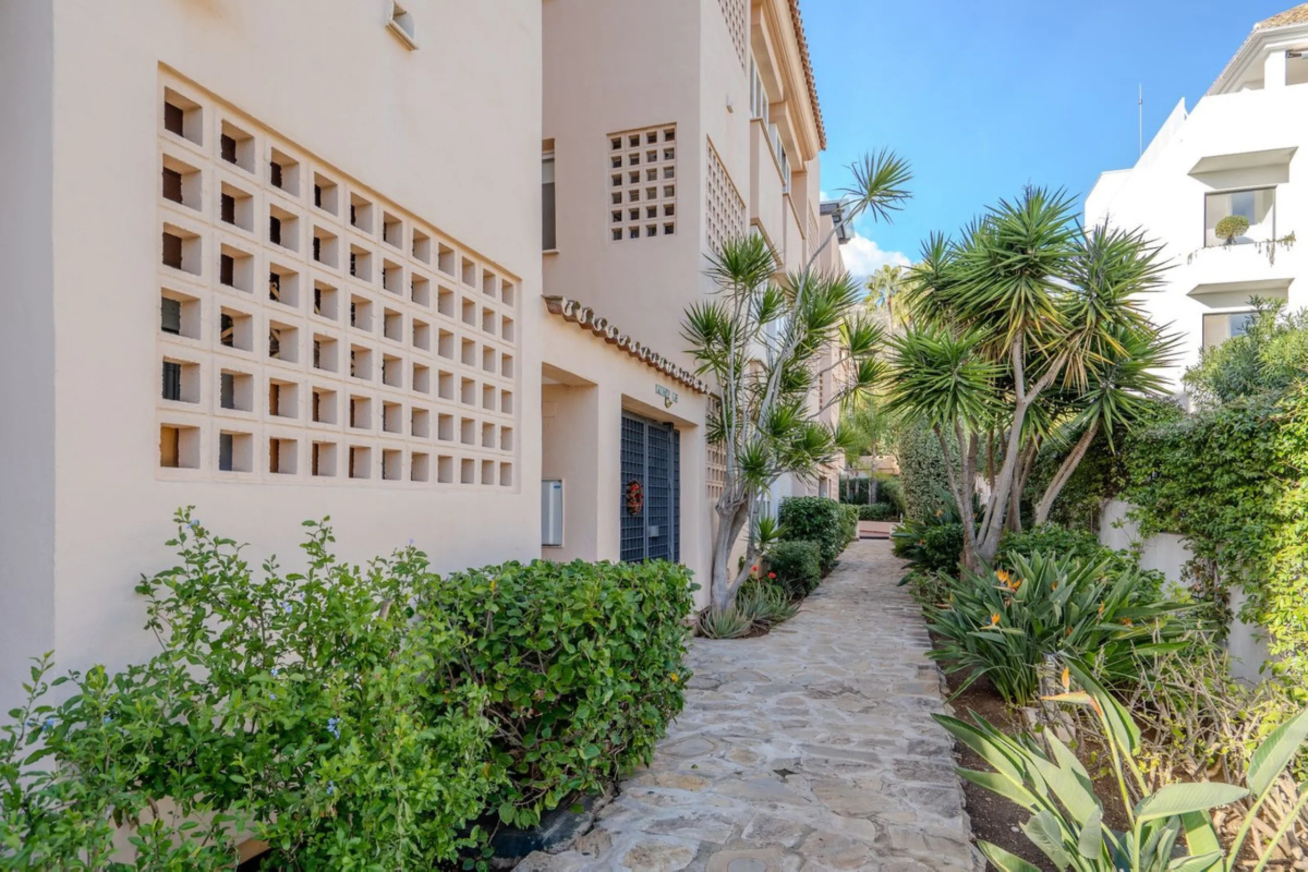 This elegant apartment is located in an exclusive gated residential complex surrounded by nature, offering complete tranquility and privacy. The complex has few properties and is monitored by security cameras at all times.