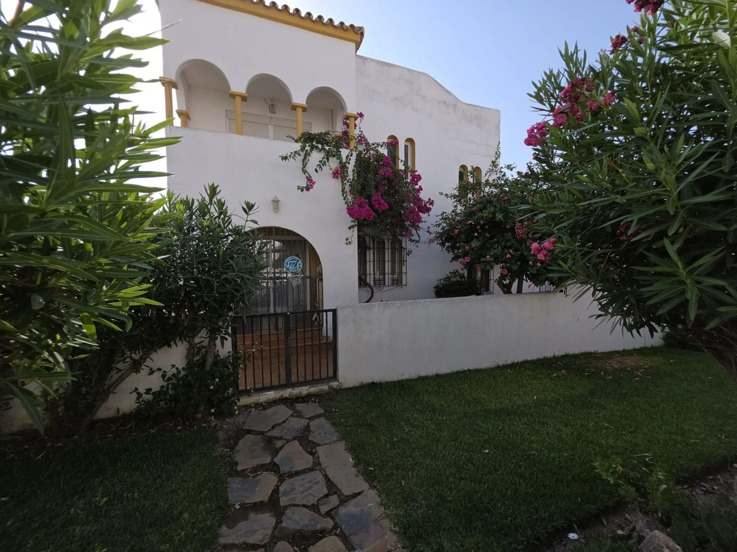 House - Townhouse в продаже в Casares, Málaga. В доме 3 спален и 3 ванных комнат. Площадь дома 262 м²
