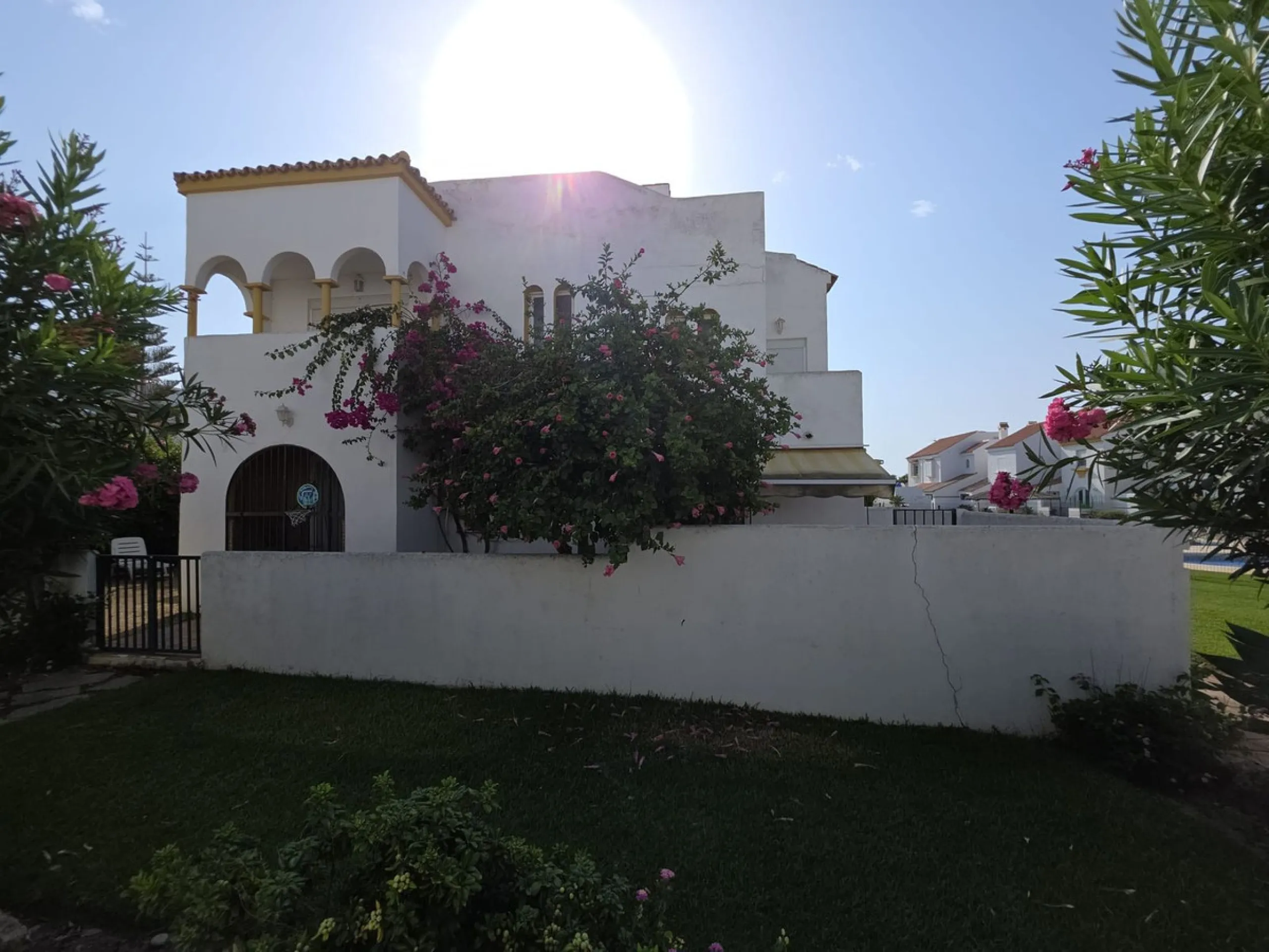 House - Townhouse в продаже в Casares, Málaga. В доме 3 спален и 3 ванных комнат. Площадь дома 262 м²