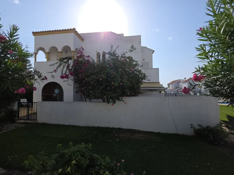 House - Townhouse в продаже в Casares, Málaga. В доме 3 спален и 3 ванных комнат. Площадь дома 262 м²
