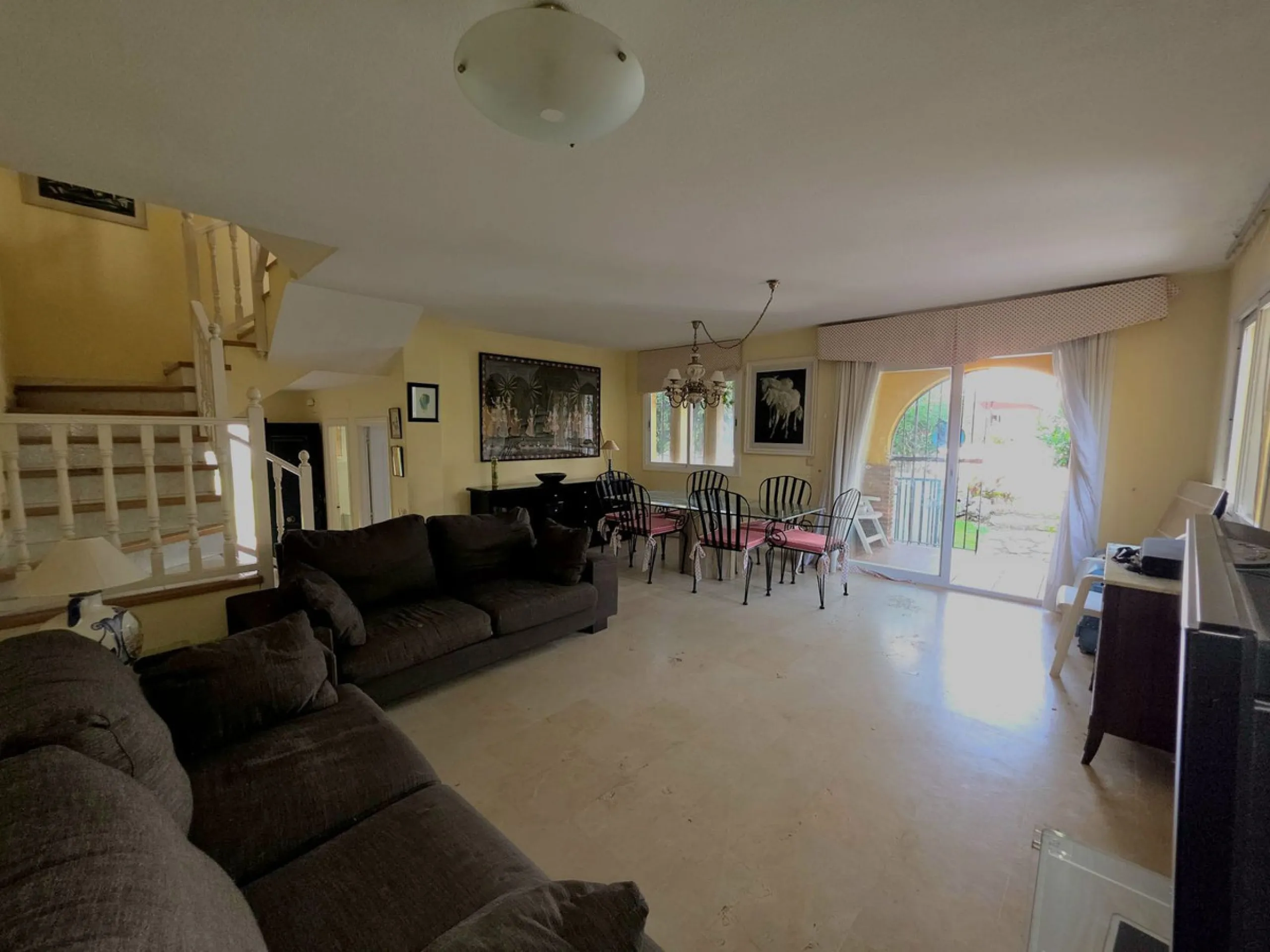 House - Townhouse в продаже в Casares, Málaga. В доме 3 спален и 3 ванных комнат. Площадь дома 262 м²