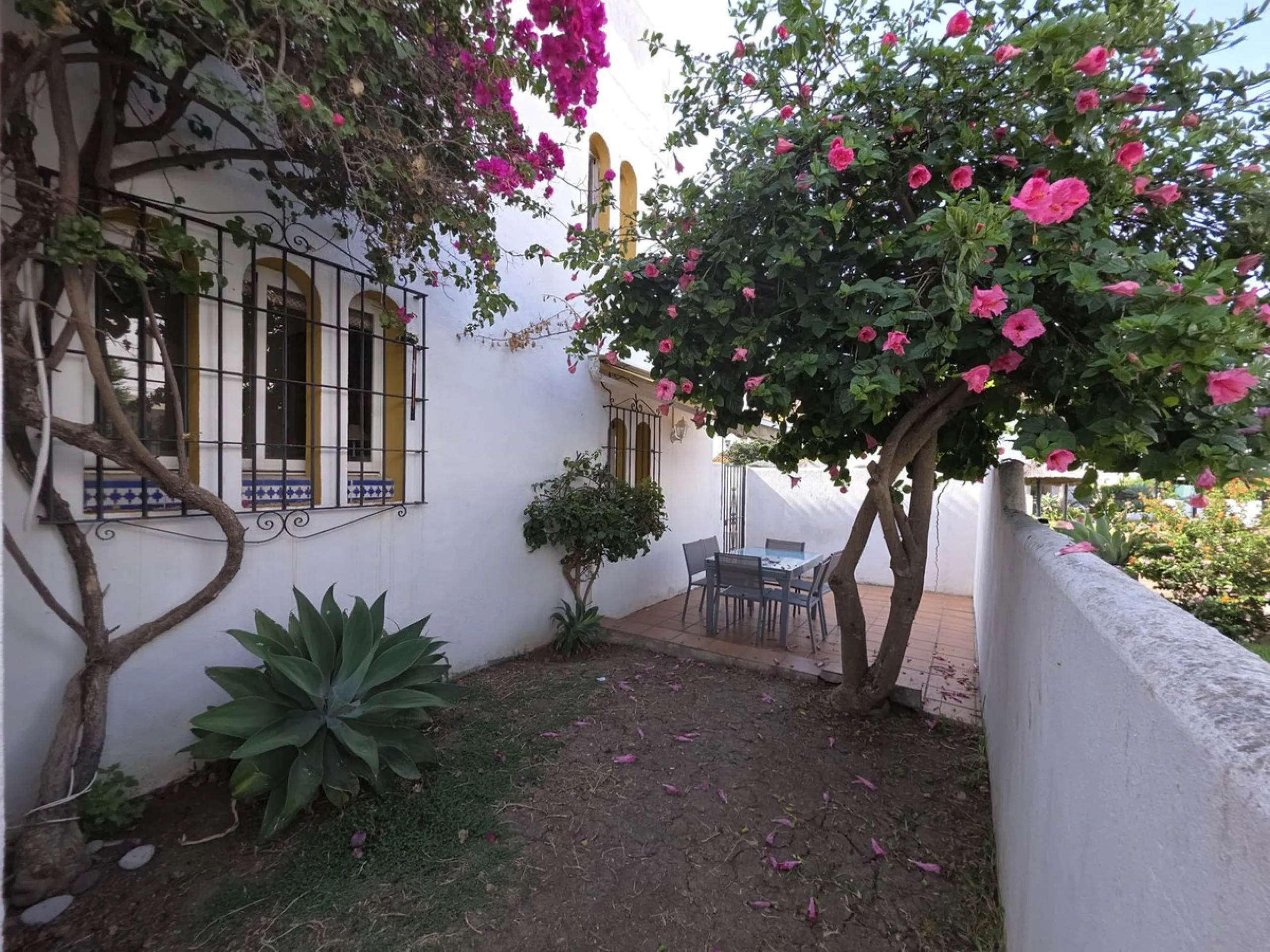 House - Townhouse в продаже в Casares, Málaga. В доме 3 спален и 3 ванных комнат. Площадь дома 262 м²