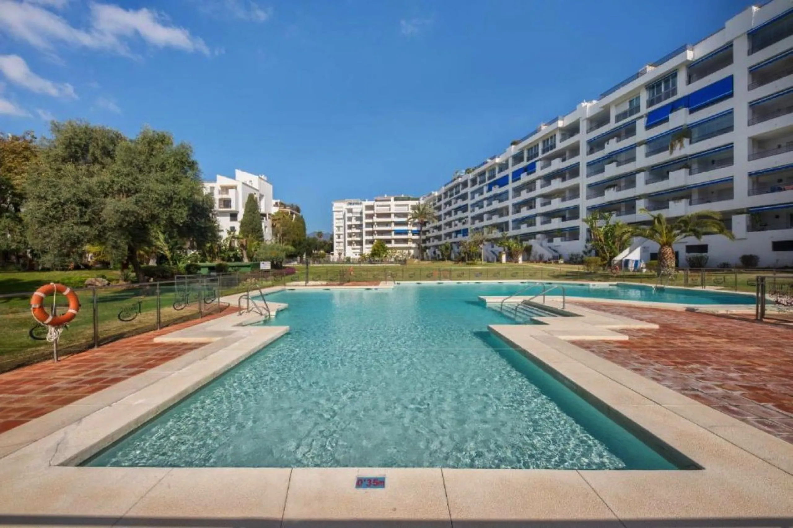 Apartment - Middle Floor Apartment в продаже в Marbella, Málaga. В доме 3 спален и 2 ванных комнат. Площадь дома 145 м²