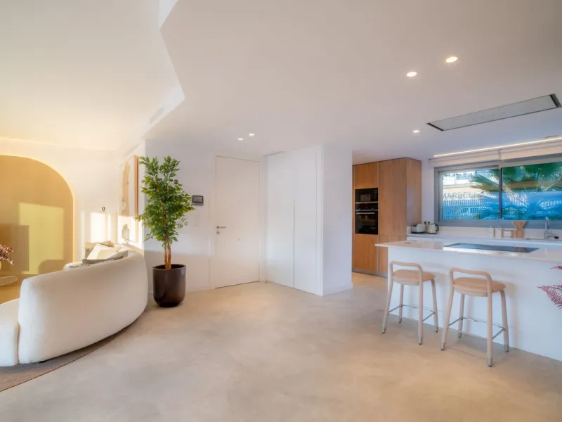 Elegant Middle-Floor Apartment with Panoramic Sea Views in Santa Clara, Marbella