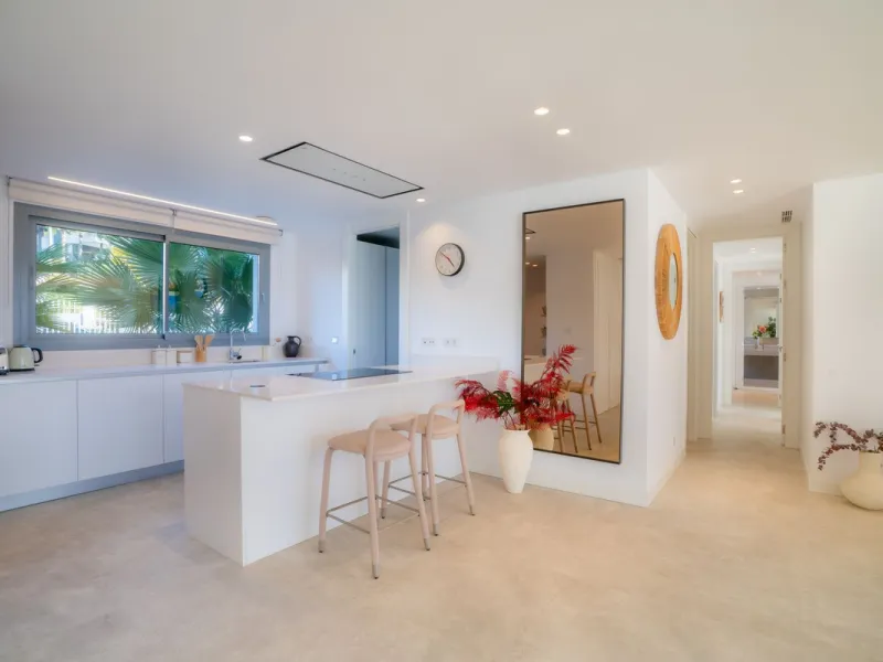 Elegant Middle-Floor Apartment with Panoramic Sea Views in Santa Clara, Marbella