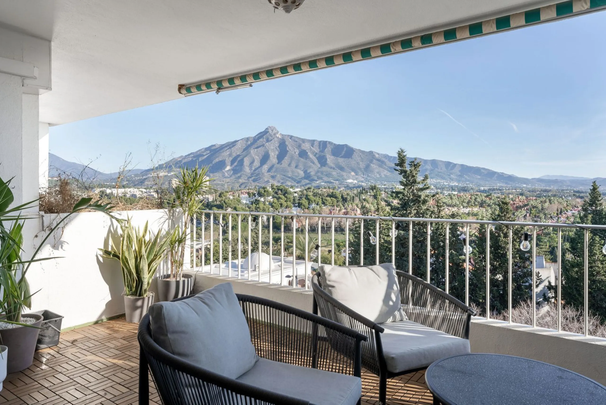 Large top floor 3 bedroom, 2 bathroom apartment right in the centre of Nueva Andalucía, directly opposite Centro Plaza. You can walk to everything, cafés, restaurants, supermarkets, golf, and Puerto Banús, yet the community remains calm and residential.