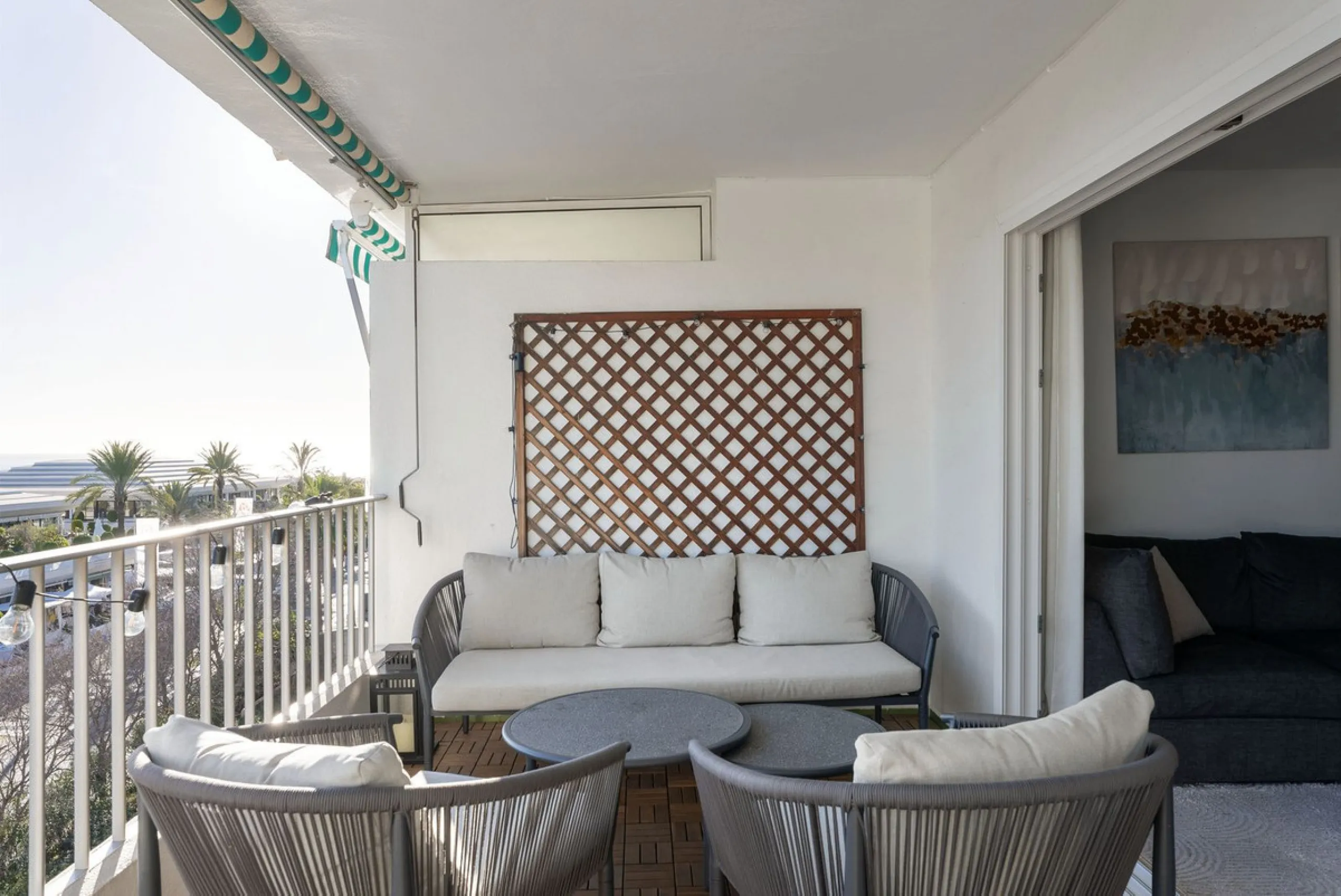Large top floor 3 bedroom, 2 bathroom apartment right in the centre of Nueva Andalucía, directly opposite Centro Plaza. You can walk to everything, cafés, restaurants, supermarkets, golf, and Puerto Banús, yet the community remains calm and residential.