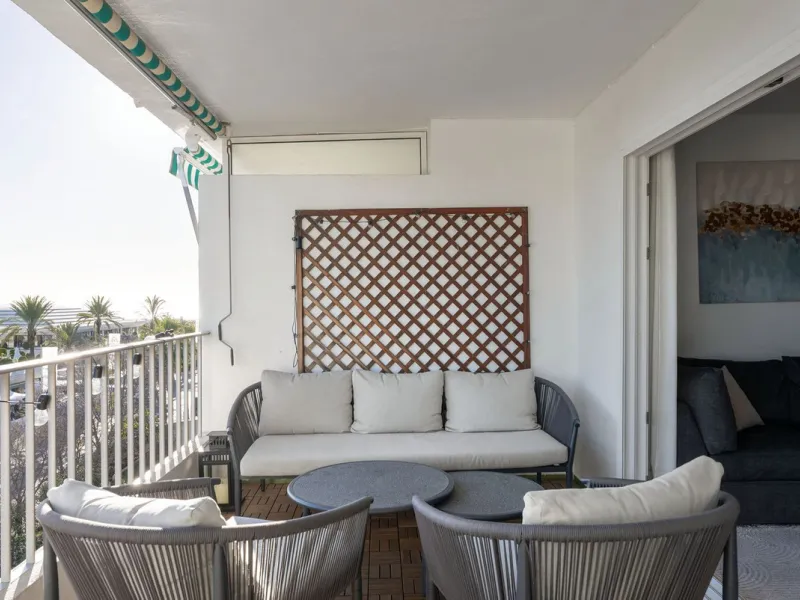 Large top floor 3 bedroom, 2 bathroom apartment right in the centre of Nueva Andalucía, directly opposite Centro Plaza. You can walk to everything, cafés, restaurants, supermarkets, golf, and Puerto Banús, yet the community remains calm and residential.