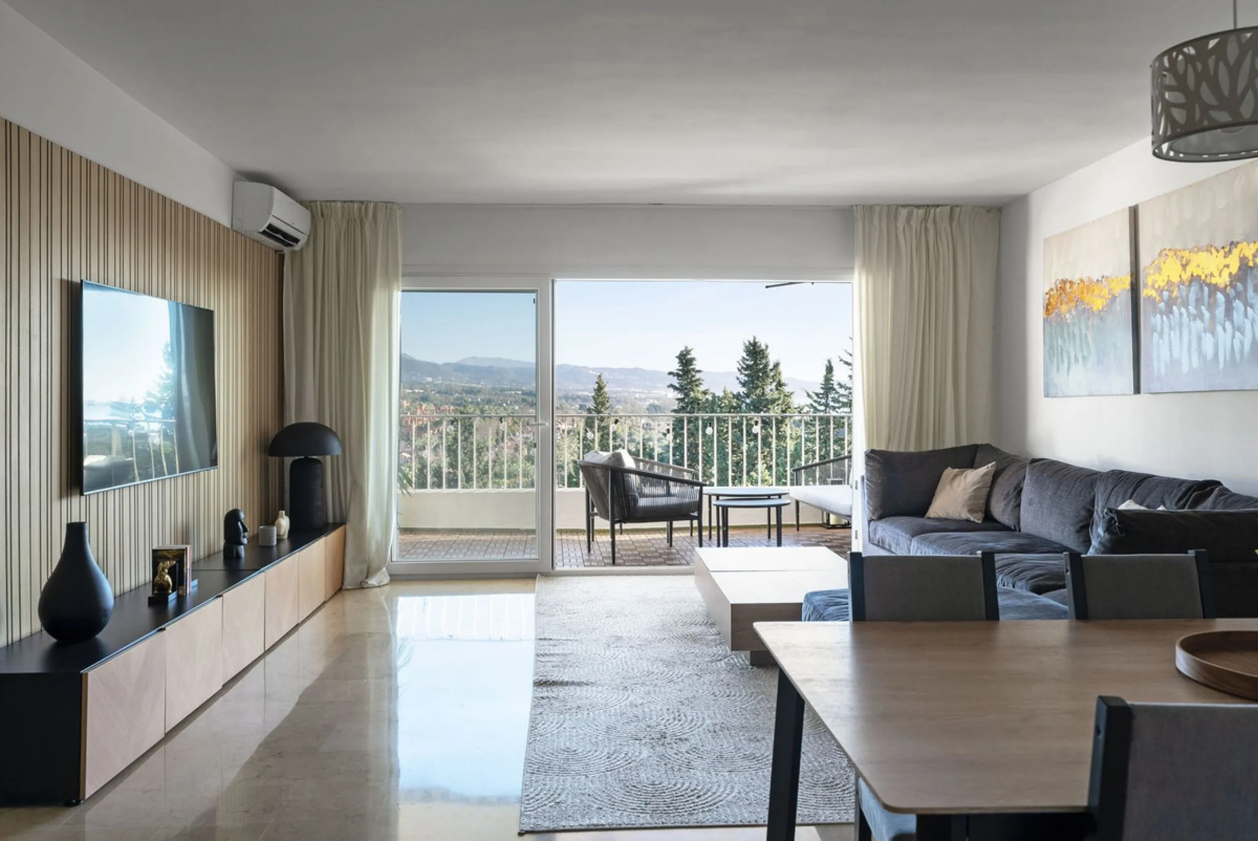 Large top floor 3 bedroom, 2 bathroom apartment right in the centre of Nueva Andalucía, directly opposite Centro Plaza. You can walk to everything, cafés, restaurants, supermarkets, golf, and Puerto Banús, yet the community remains calm and residential.