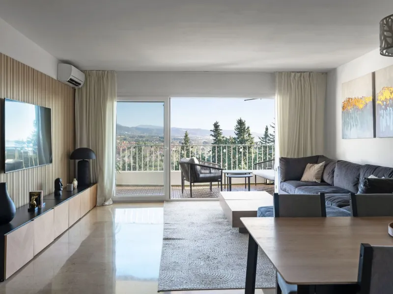 Large top floor 3 bedroom, 2 bathroom apartment right in the centre of Nueva Andalucía, directly opposite Centro Plaza. You can walk to everything, cafés, restaurants, supermarkets, golf, and Puerto Banús, yet the community remains calm and residential.