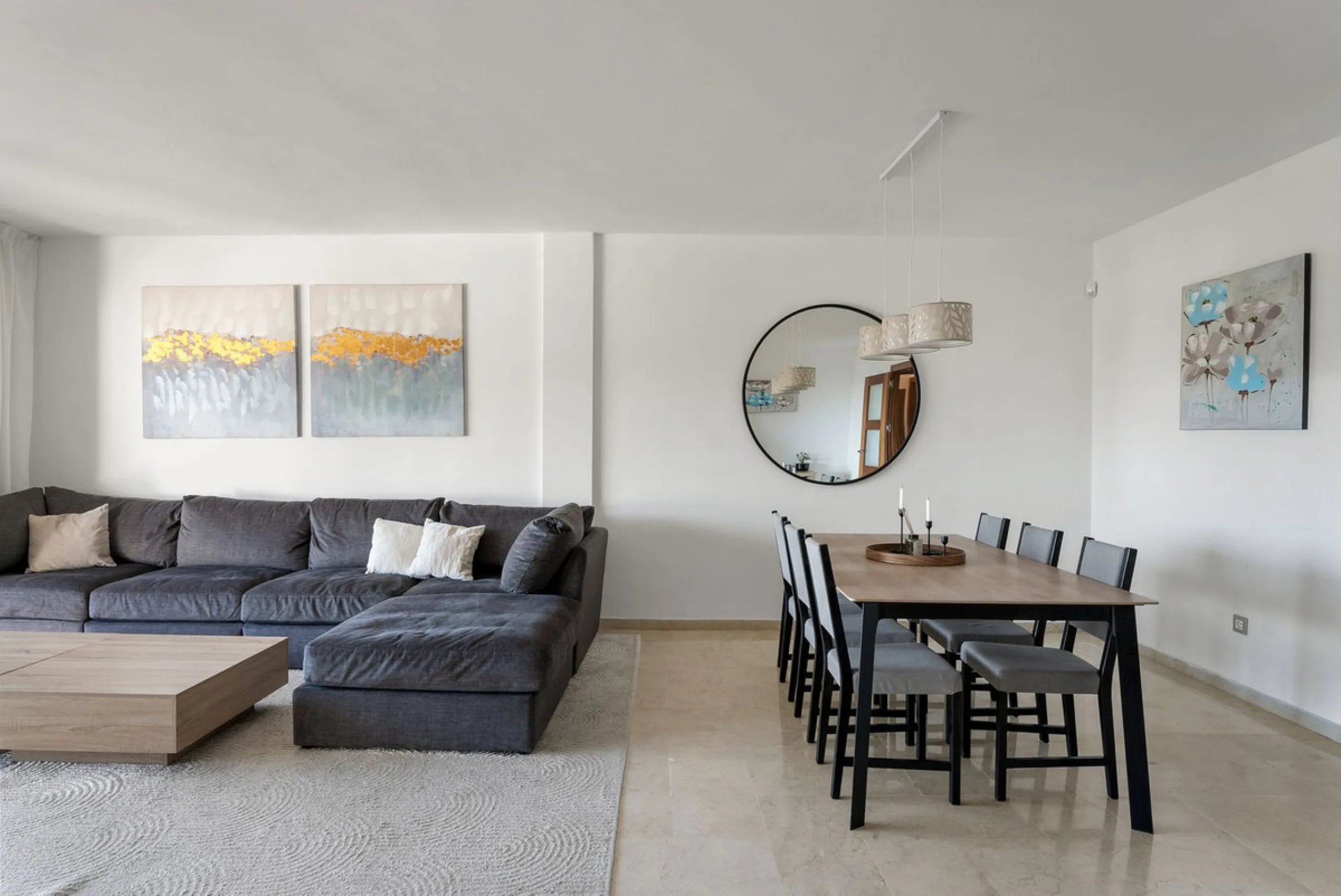 Large top floor 3 bedroom, 2 bathroom apartment right in the centre of Nueva Andalucía, directly opposite Centro Plaza. You can walk to everything, cafés, restaurants, supermarkets, golf, and Puerto Banús, yet the community remains calm and residential.
