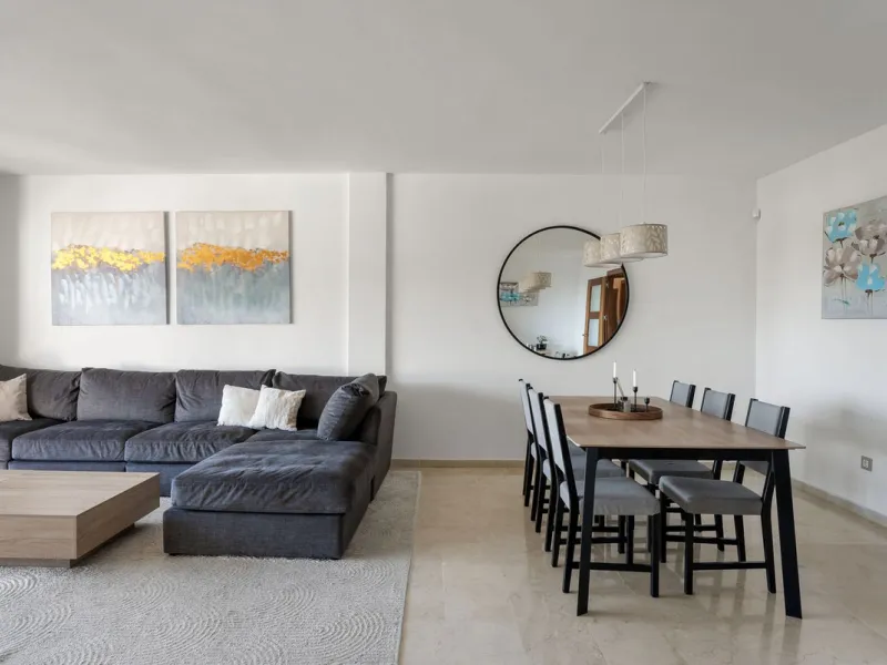 Large top floor 3 bedroom, 2 bathroom apartment right in the centre of Nueva Andalucía, directly opposite Centro Plaza. You can walk to everything, cafés, restaurants, supermarkets, golf, and Puerto Banús, yet the community remains calm and residential.