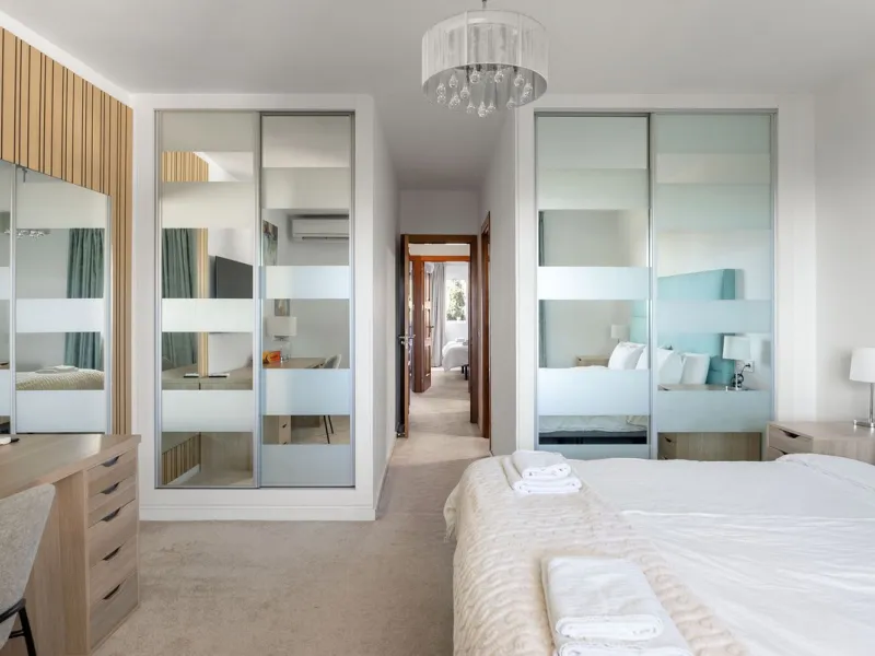 Large top floor 3 bedroom, 2 bathroom apartment right in the centre of Nueva Andalucía, directly opposite Centro Plaza. You can walk to everything, cafés, restaurants, supermarkets, golf, and Puerto Banús, yet the community remains calm and residential.