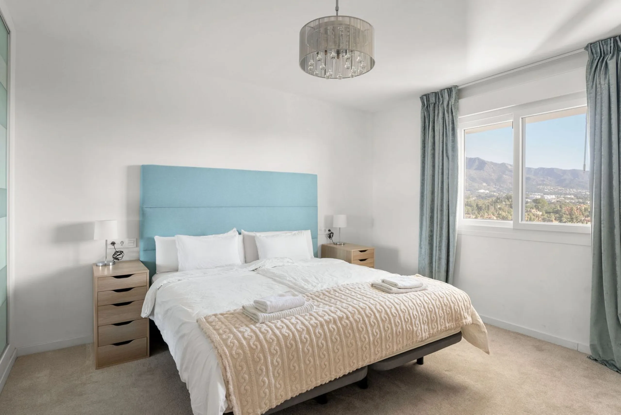 Large top floor 3 bedroom, 2 bathroom apartment right in the centre of Nueva Andalucía, directly opposite Centro Plaza. You can walk to everything, cafés, restaurants, supermarkets, golf, and Puerto Banús, yet the community remains calm and residential.