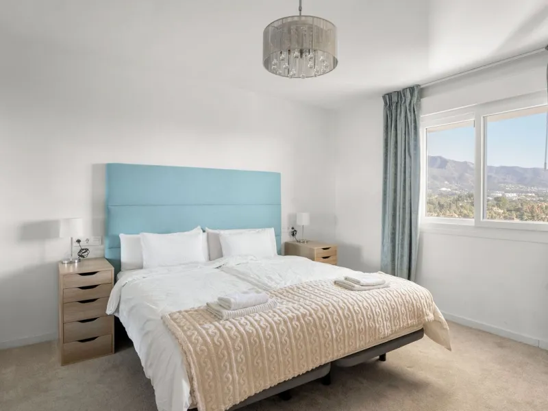 Large top floor 3 bedroom, 2 bathroom apartment right in the centre of Nueva Andalucía, directly opposite Centro Plaza. You can walk to everything, cafés, restaurants, supermarkets, golf, and Puerto Banús, yet the community remains calm and residential.