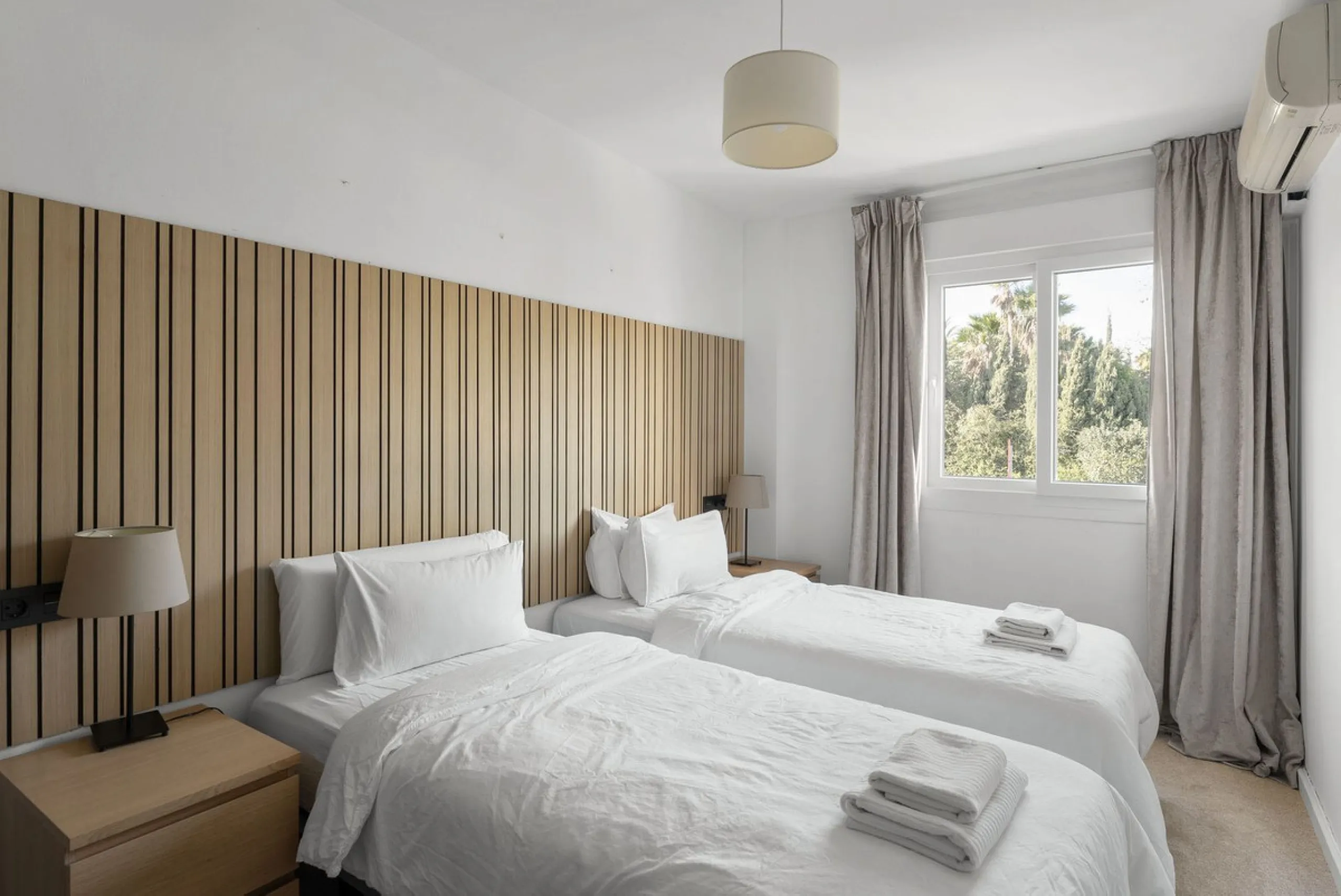 Large top floor 3 bedroom, 2 bathroom apartment right in the centre of Nueva Andalucía, directly opposite Centro Plaza. You can walk to everything, cafés, restaurants, supermarkets, golf, and Puerto Banús, yet the community remains calm and residential.