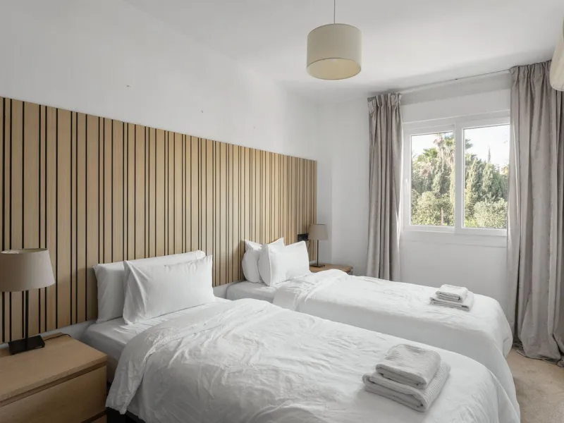 Large top floor 3 bedroom, 2 bathroom apartment right in the centre of Nueva Andalucía, directly opposite Centro Plaza. You can walk to everything, cafés, restaurants, supermarkets, golf, and Puerto Banús, yet the community remains calm and residential.