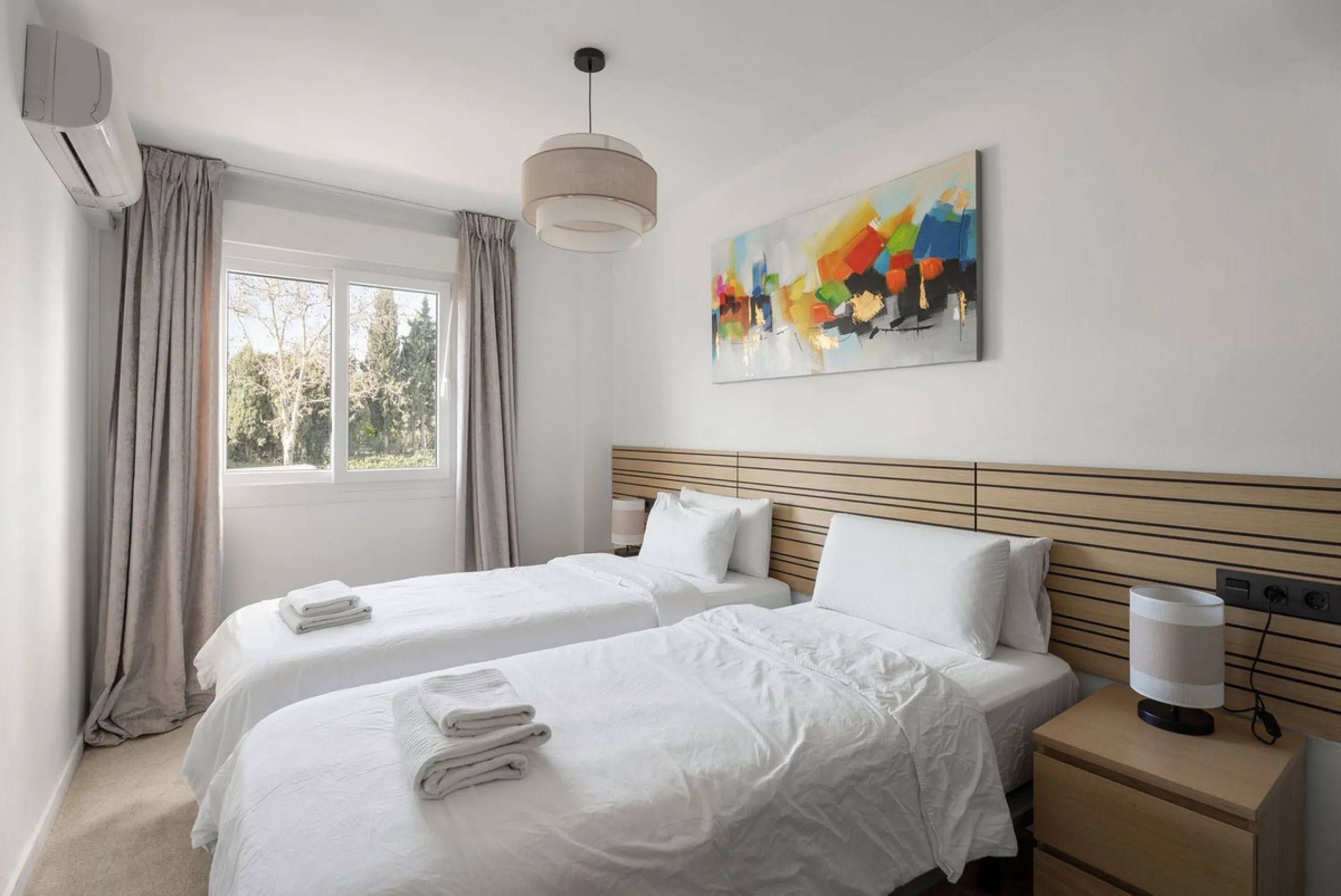 Large top floor 3 bedroom, 2 bathroom apartment right in the centre of Nueva Andalucía, directly opposite Centro Plaza. You can walk to everything, cafés, restaurants, supermarkets, golf, and Puerto Banús, yet the community remains calm and residential.
