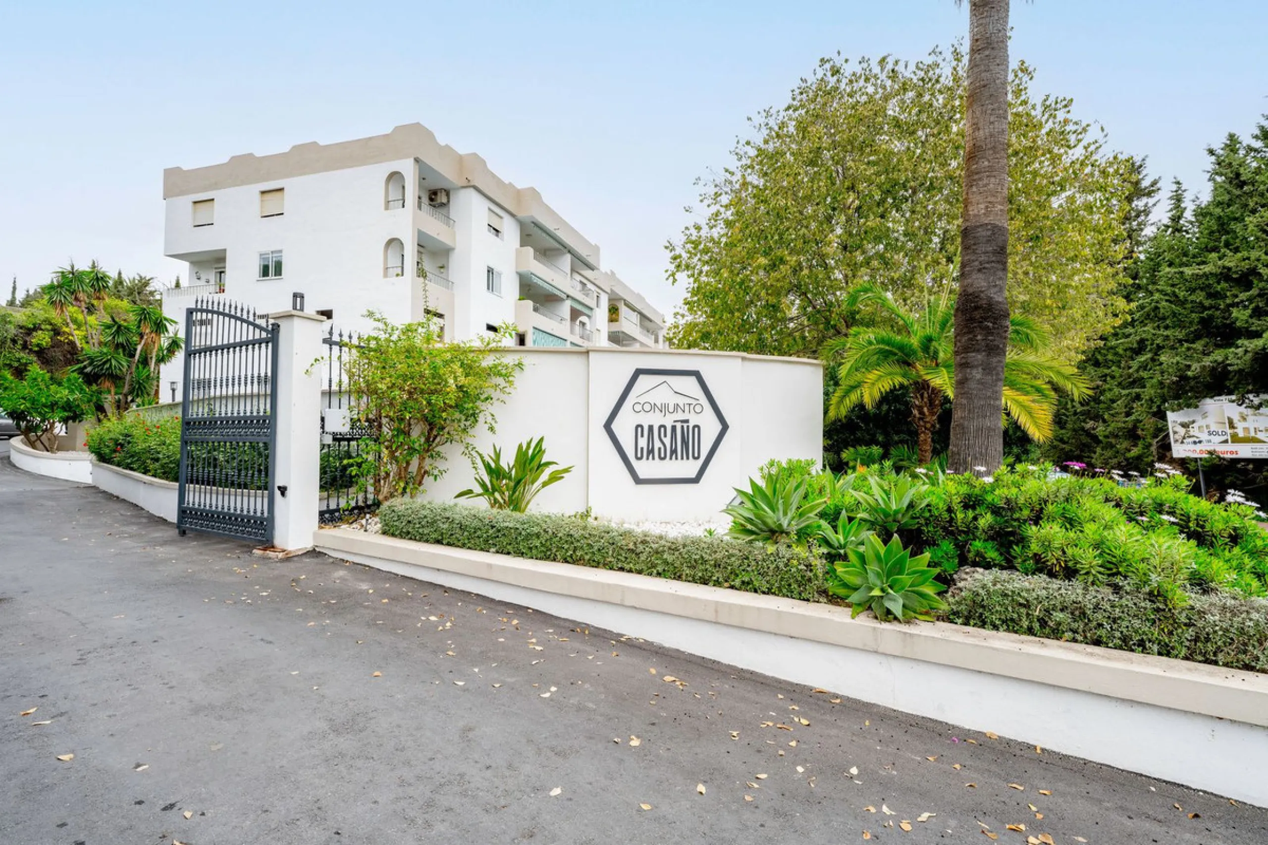 Large top floor 3 bedroom, 2 bathroom apartment right in the centre of Nueva Andalucía, directly opposite Centro Plaza. You can walk to everything, cafés, restaurants, supermarkets, golf, and Puerto Banús, yet the community remains calm and residential.