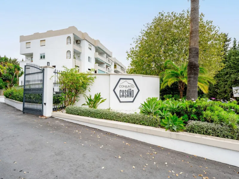 Large top floor 3 bedroom, 2 bathroom apartment right in the centre of Nueva Andalucía, directly opposite Centro Plaza. You can walk to everything, cafés, restaurants, supermarkets, golf, and Puerto Banús, yet the community remains calm and residential.