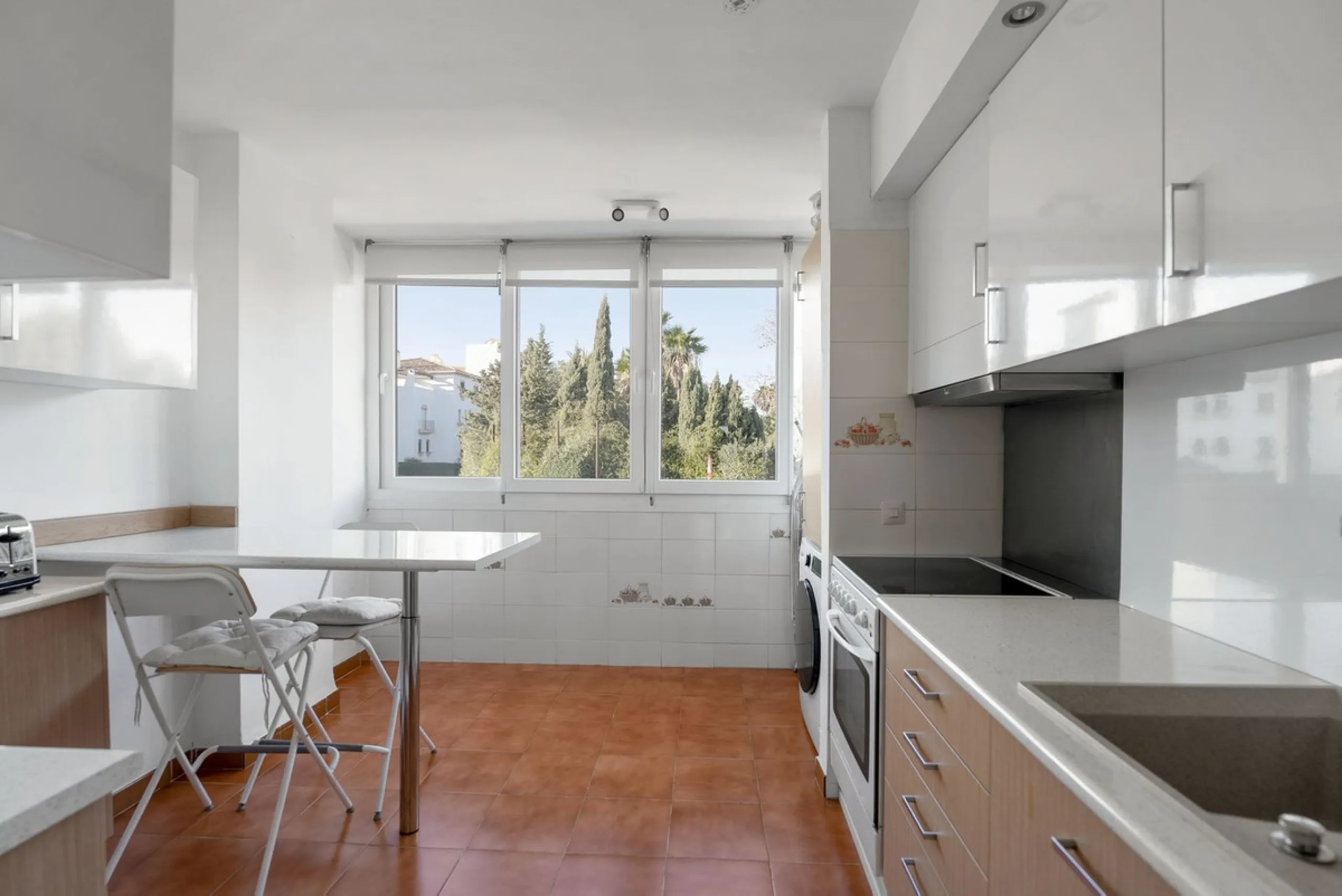 Large top floor 3 bedroom, 2 bathroom apartment right in the centre of Nueva Andalucía, directly opposite Centro Plaza. You can walk to everything, cafés, restaurants, supermarkets, golf, and Puerto Banús, yet the community remains calm and residential.