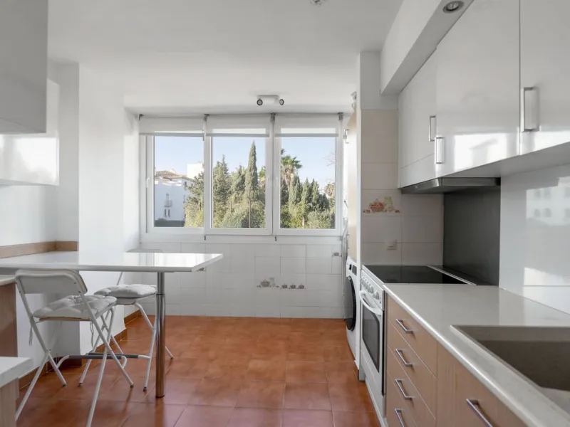 Large top floor 3 bedroom, 2 bathroom apartment right in the centre of Nueva Andalucía, directly opposite Centro Plaza. You can walk to everything, cafés, restaurants, supermarkets, golf, and Puerto Banús, yet the community remains calm and residential.