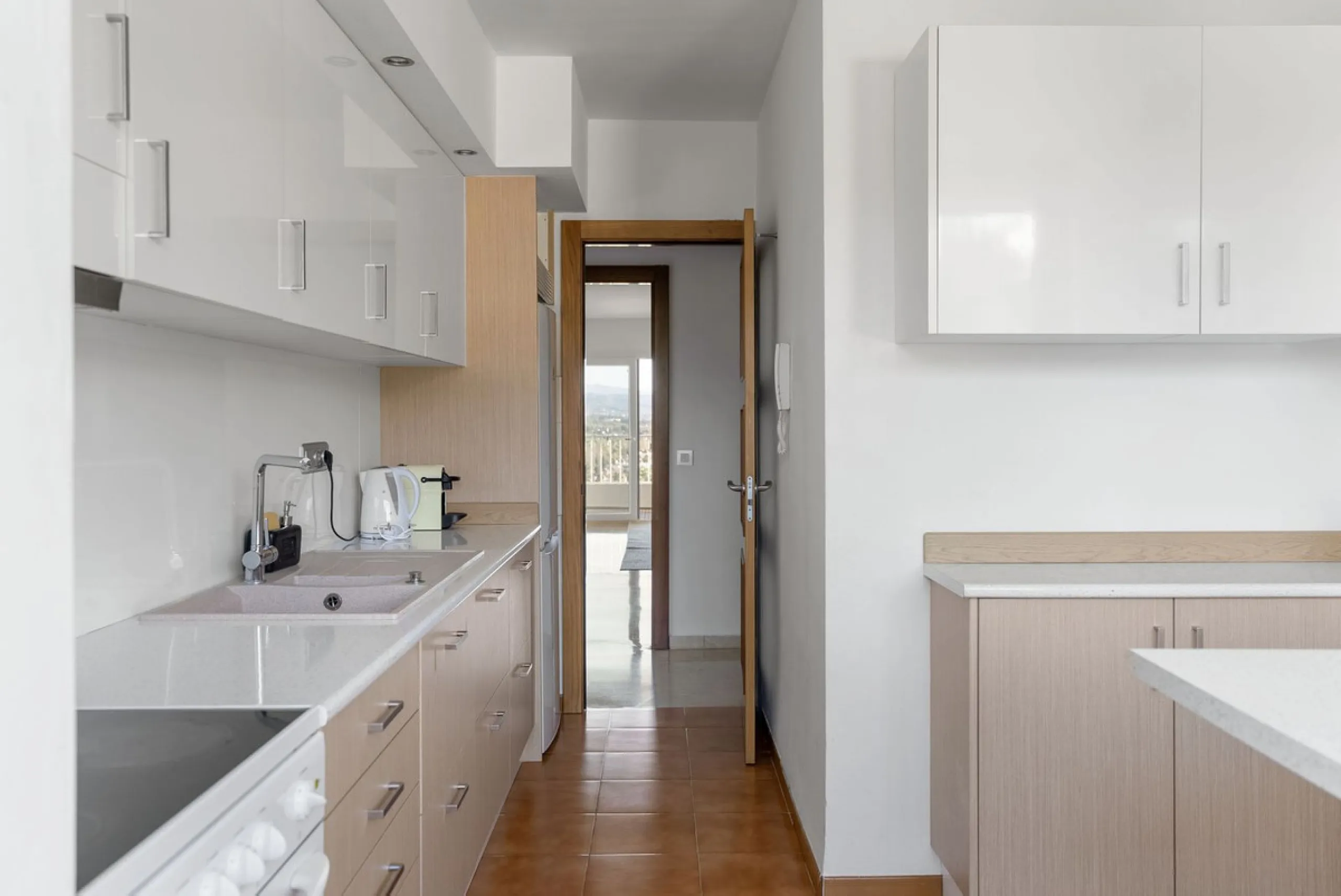 Large top floor 3 bedroom, 2 bathroom apartment right in the centre of Nueva Andalucía, directly opposite Centro Plaza. You can walk to everything, cafés, restaurants, supermarkets, golf, and Puerto Banús, yet the community remains calm and residential.