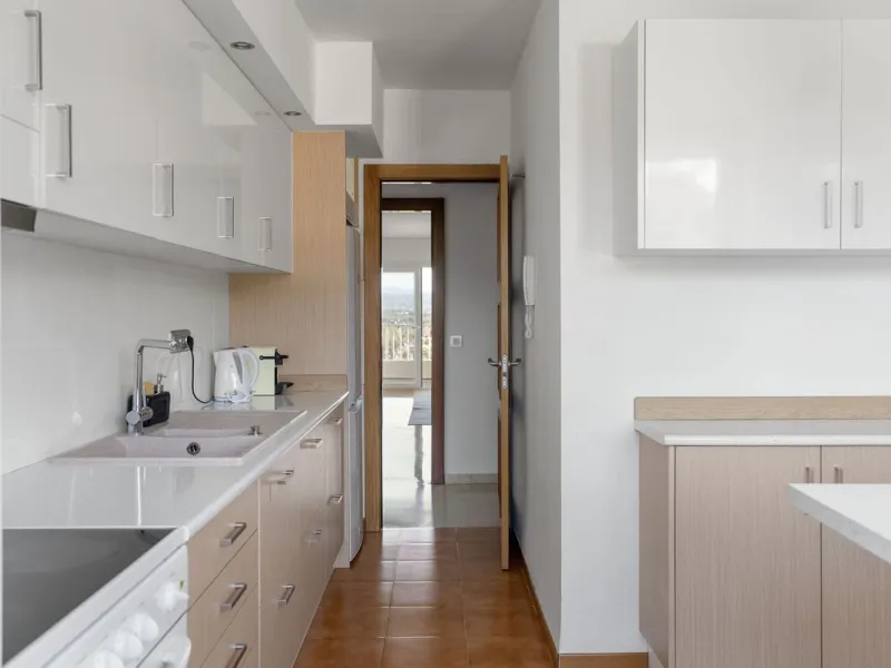 Large top floor 3 bedroom, 2 bathroom apartment right in the centre of Nueva Andalucía, directly opposite Centro Plaza. You can walk to everything, cafés, restaurants, supermarkets, golf, and Puerto Banús, yet the community remains calm and residential.