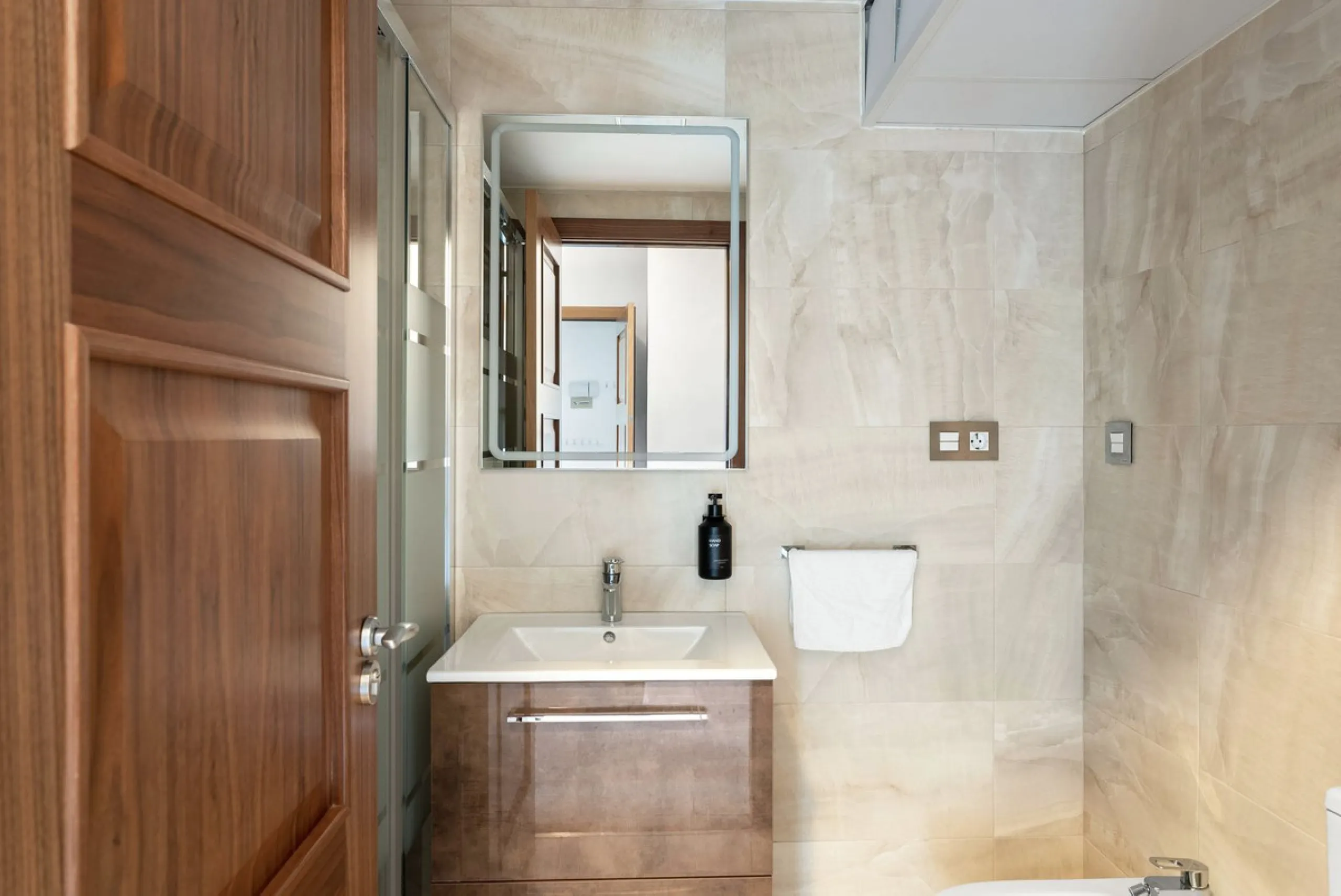 Large top floor 3 bedroom, 2 bathroom apartment right in the centre of Nueva Andalucía, directly opposite Centro Plaza. You can walk to everything, cafés, restaurants, supermarkets, golf, and Puerto Banús, yet the community remains calm and residential.