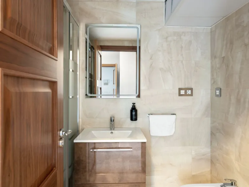 Large top floor 3 bedroom, 2 bathroom apartment right in the centre of Nueva Andalucía, directly opposite Centro Plaza. You can walk to everything, cafés, restaurants, supermarkets, golf, and Puerto Banús, yet the community remains calm and residential.