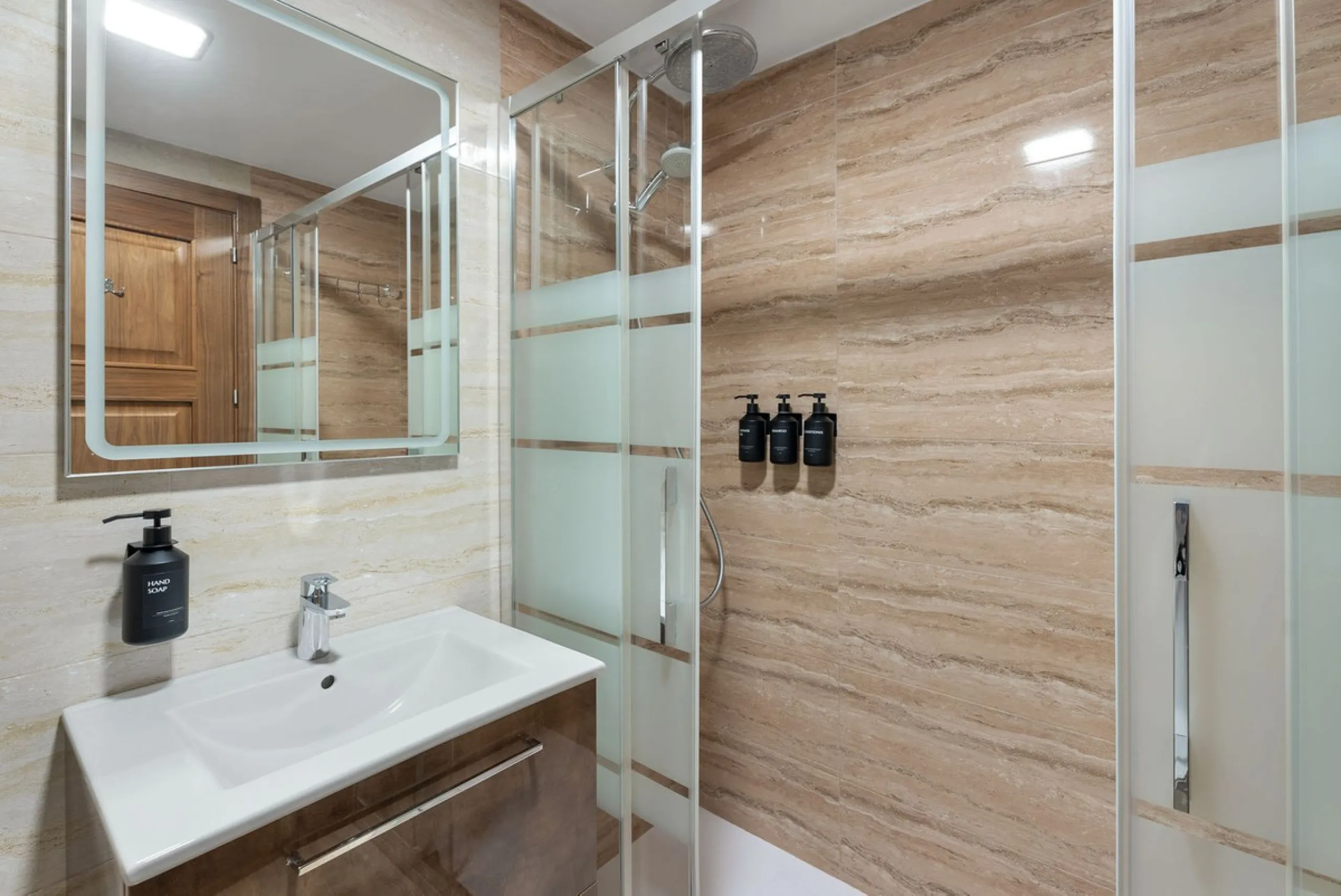 Large top floor 3 bedroom, 2 bathroom apartment right in the centre of Nueva Andalucía, directly opposite Centro Plaza. You can walk to everything, cafés, restaurants, supermarkets, golf, and Puerto Banús, yet the community remains calm and residential.