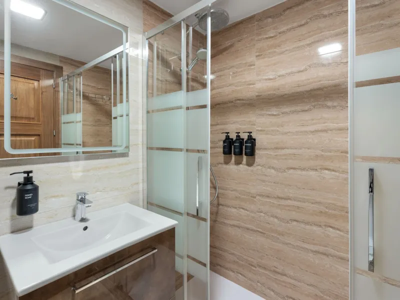 Large top floor 3 bedroom, 2 bathroom apartment right in the centre of Nueva Andalucía, directly opposite Centro Plaza. You can walk to everything, cafés, restaurants, supermarkets, golf, and Puerto Banús, yet the community remains calm and residential.