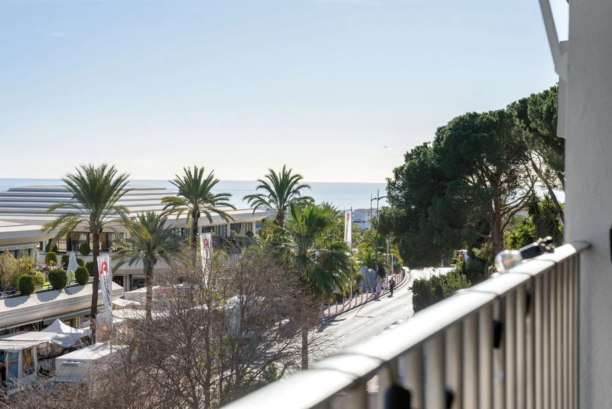 Large top floor 3 bedroom, 2 bathroom apartment right in the centre of Nueva Andalucía, directly opposite Centro Plaza. You can walk to everything, cafés, restaurants, supermarkets, golf, and Puerto Banús, yet the community remains calm and residential.