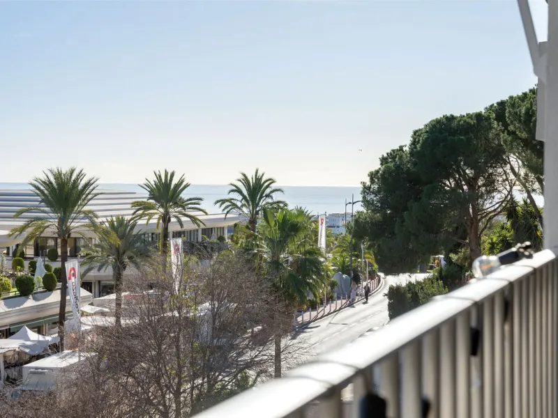 Large top floor 3 bedroom, 2 bathroom apartment right in the centre of Nueva Andalucía, directly opposite Centro Plaza. You can walk to everything, cafés, restaurants, supermarkets, golf, and Puerto Banús, yet the community remains calm and residential.