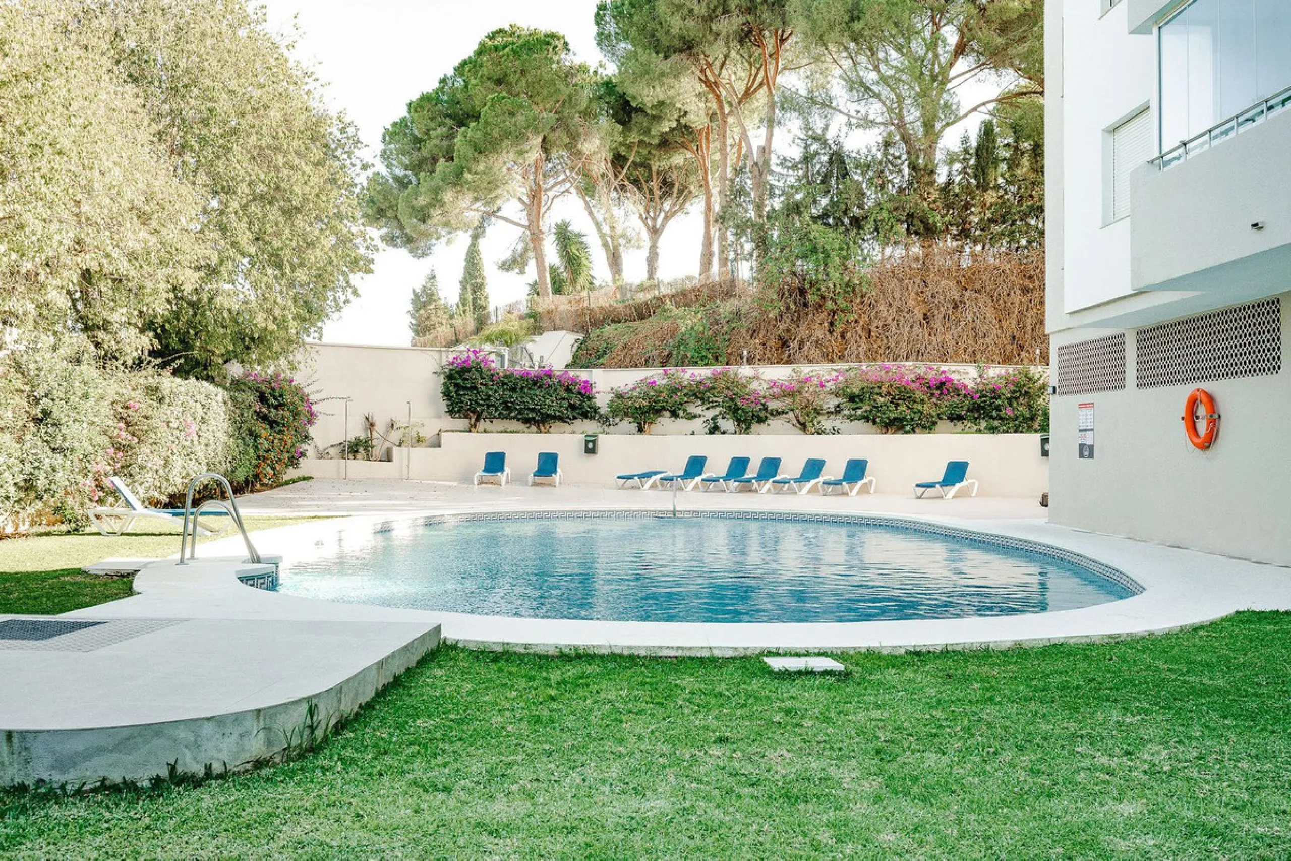 Large top floor 3 bedroom, 2 bathroom apartment right in the centre of Nueva Andalucía, directly opposite Centro Plaza. You can walk to everything, cafés, restaurants, supermarkets, golf, and Puerto Banús, yet the community remains calm and residential.