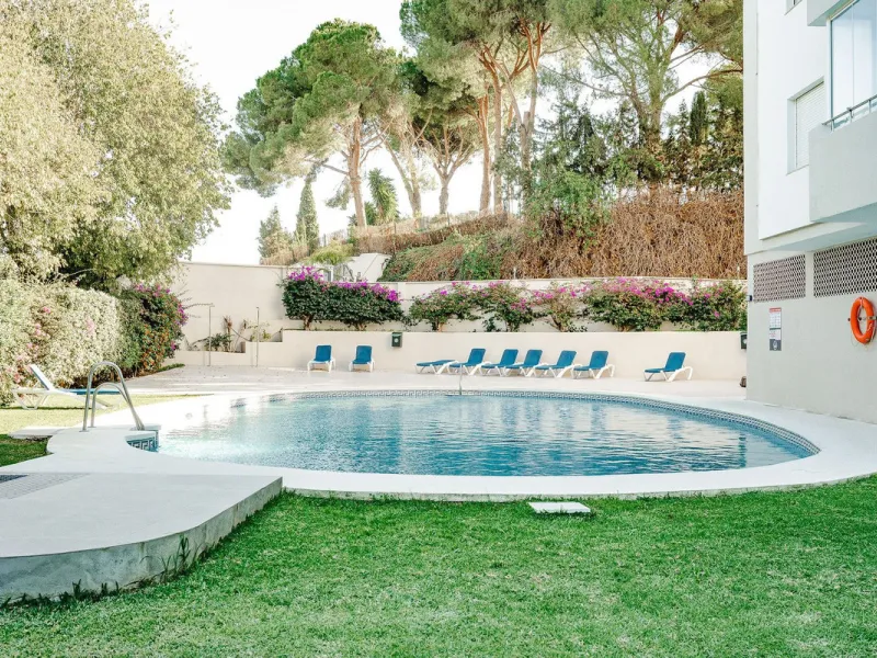 Large top floor 3 bedroom, 2 bathroom apartment right in the centre of Nueva Andalucía, directly opposite Centro Plaza. You can walk to everything, cafés, restaurants, supermarkets, golf, and Puerto Banús, yet the community remains calm and residential.