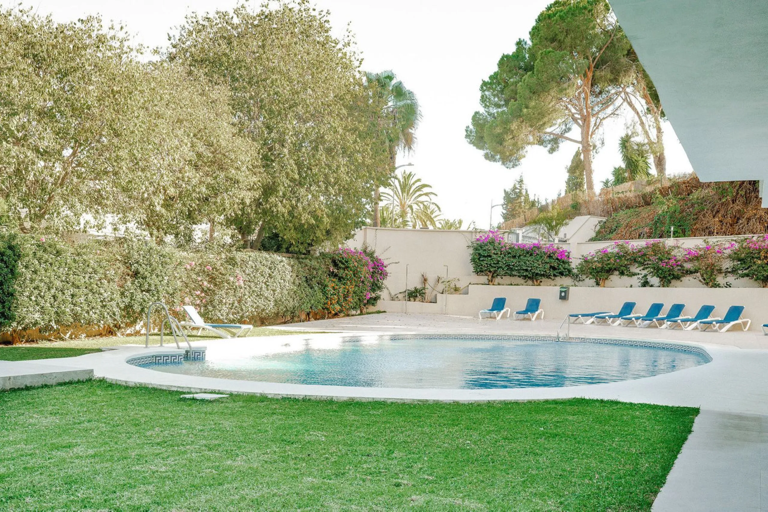 Large top floor 3 bedroom, 2 bathroom apartment right in the centre of Nueva Andalucía, directly opposite Centro Plaza. You can walk to everything, cafés, restaurants, supermarkets, golf, and Puerto Banús, yet the community remains calm and residential.