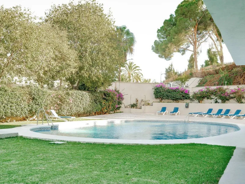 Large top floor 3 bedroom, 2 bathroom apartment right in the centre of Nueva Andalucía, directly opposite Centro Plaza. You can walk to everything, cafés, restaurants, supermarkets, golf, and Puerto Banús, yet the community remains calm and residential.