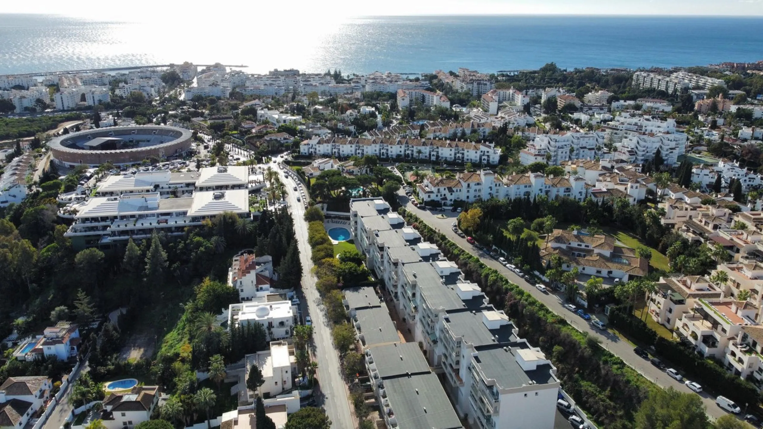 Large top floor 3 bedroom, 2 bathroom apartment right in the centre of Nueva Andalucía, directly opposite Centro Plaza. You can walk to everything, cafés, restaurants, supermarkets, golf, and Puerto Banús, yet the community remains calm and residential.