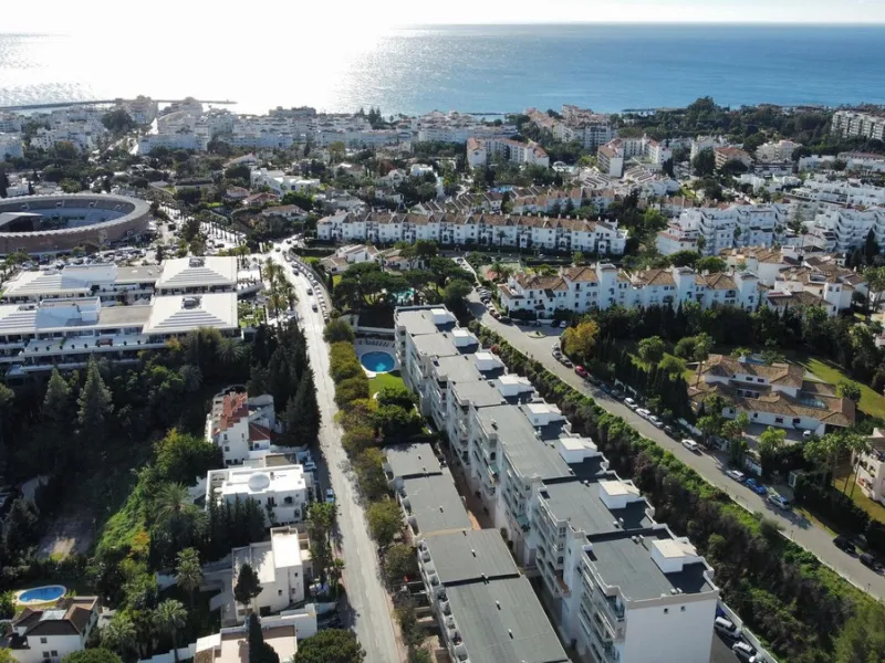 Large top floor 3 bedroom, 2 bathroom apartment right in the centre of Nueva Andalucía, directly opposite Centro Plaza. You can walk to everything, cafés, restaurants, supermarkets, golf, and Puerto Banús, yet the community remains calm and residential.
