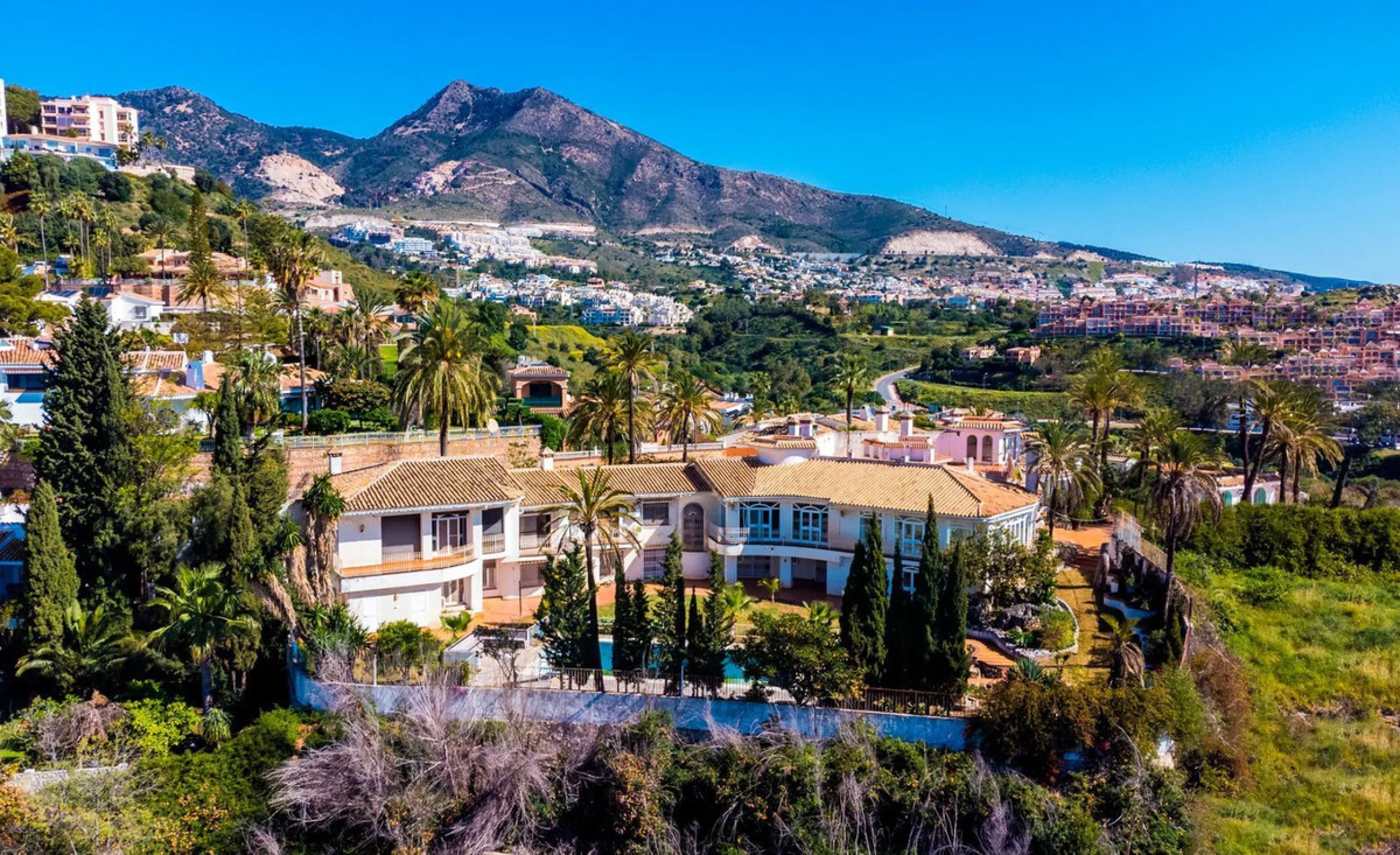 Welcome to an extraordinary opportunity to own a magnificent mansion in the heart of Torremuelle, Costa del Sol. Spanning an impressive 1,146 square meters of luxurious living space, set on a vast 3,077 square meter plot, this estate offers a lifestyle of
