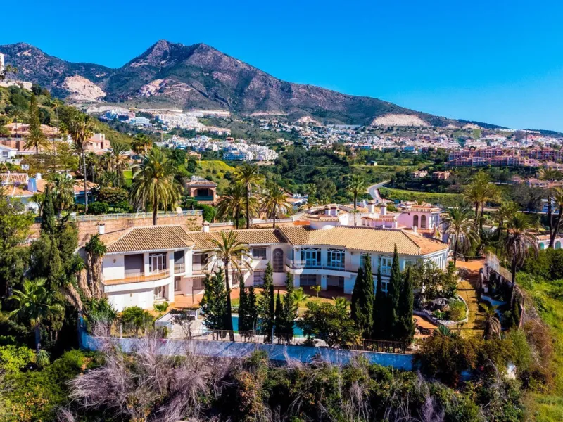 Welcome to an extraordinary opportunity to own a magnificent mansion in the heart of Torremuelle, Costa del Sol. Spanning an impressive 1,146 square meters of luxurious living space, set on a vast 3,077 square meter plot, this estate offers a lifestyle of