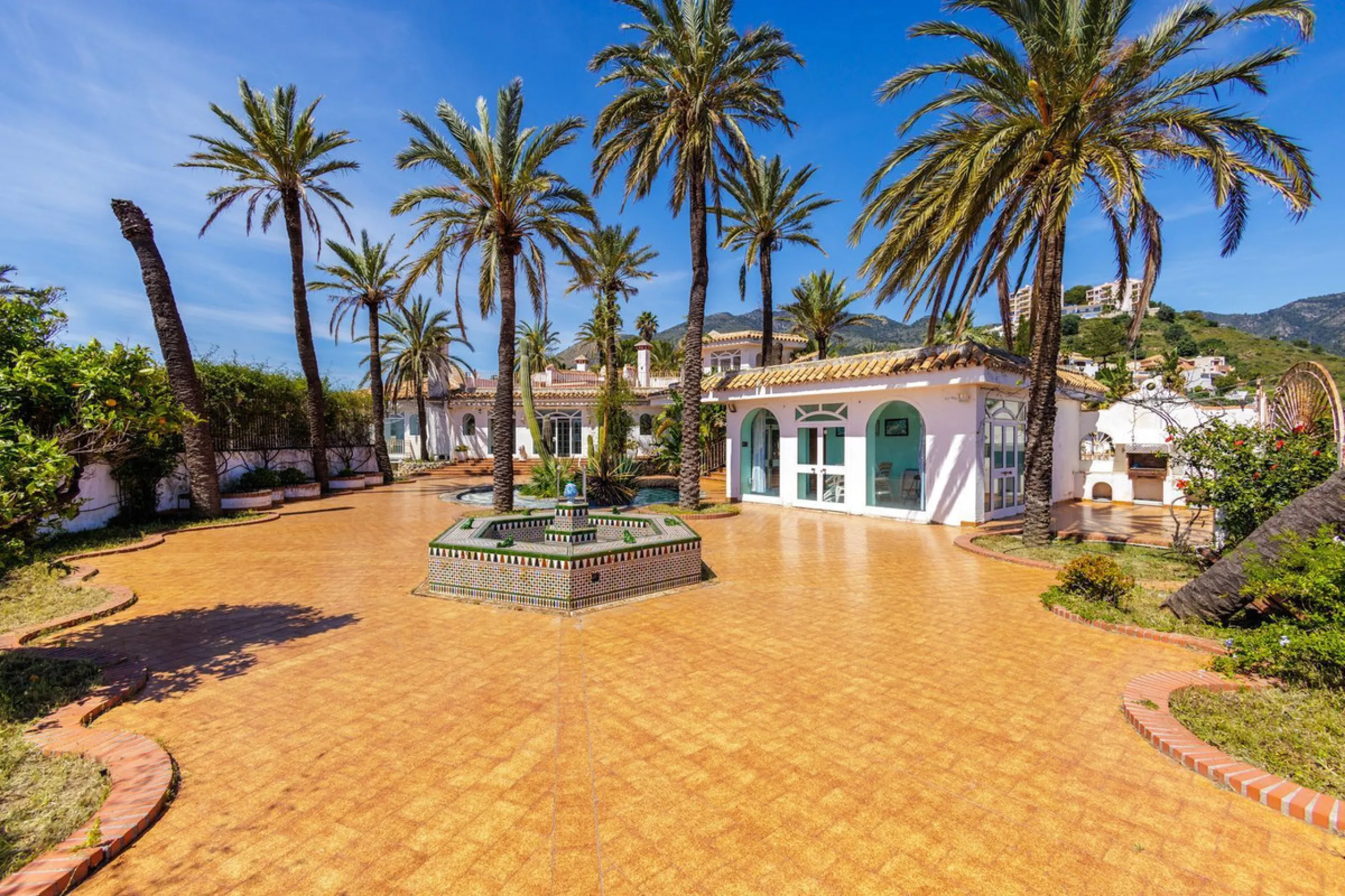 Welcome to an extraordinary opportunity to own a magnificent mansion in the heart of Torremuelle, Costa del Sol. Spanning an impressive 1,146 square meters of luxurious living space, set on a vast 3,077 square meter plot, this estate offers a lifestyle of
